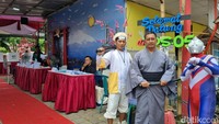 Tak hanya unik dalam hal dekorasi. Ada cosplay memakai baju tradisional hingga kostum anime. Seperti Naruto, Ultraman hingga memakai baju tradisional Kimono untuk perempuan maupun laki-laki.