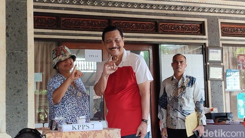 Menko Marves Luhut Binsar Pandjaitan setelah mencoblos di TPS 14 Banjar Pengayehan, Desa Cemagi, Kecamatan Mengwi, Badung, Bali, Rabu (14/2/2024). (Ahmad Firizqi Irwan)