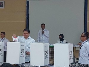Bareng Anak-Istri, Airlangga Nyoblos Pakai Baju Kotak-kotak