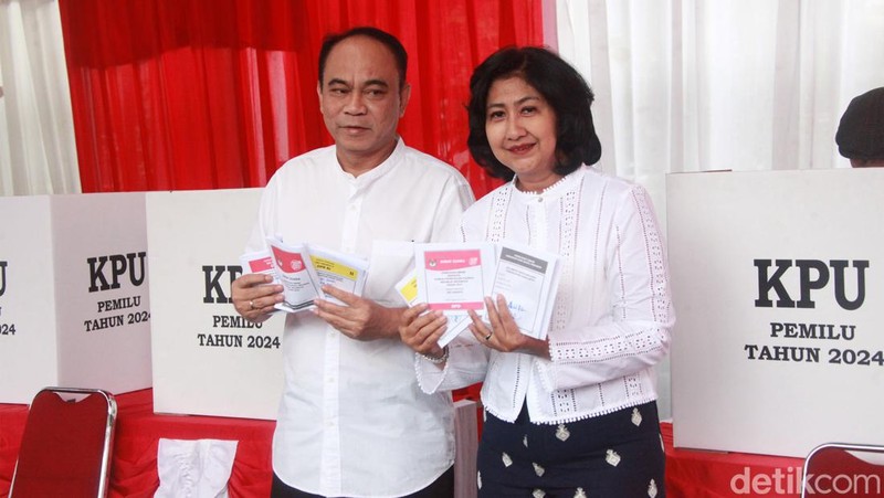 Menteri Komunikasi dan Informatika (Menkominfo) Budi Arie mendatangi TPS 01 Kompleks Perumahan Menteri di Jalan Widya Chandra, Jakarta Selatan, Rabu (14/2/2024). Budi mencoblos bersama istrinya. Ia jalan kaki dari kediamannya yang tak jauh dari lokasi TPS 01.