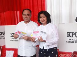 Momen Menkominfo Nyoblos Bareng Istri