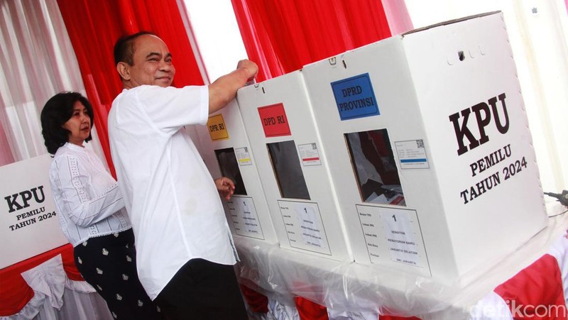 Menteri Komunikasi dan Informatika (Menkominfo) Budi Arie mendatangi TPS 01 Kompleks Perumahan Menteri di Jalan Widya Chandra, Jakarta Selatan, Rabu (14/2/2024). Budi mencoblos bersama istrinya. Ia jalan kaki dari kediamannya yang tak jauh dari lokasi TPS 01.