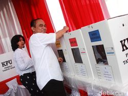 Momen Menkominfo Nyoblos Bareng Istri