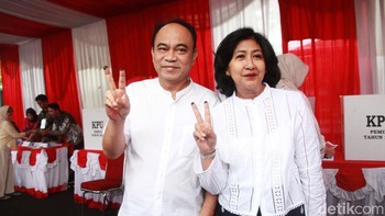 Budi Arie dan istri menunjukkan jari yang telah dicelupkan ke tinta.