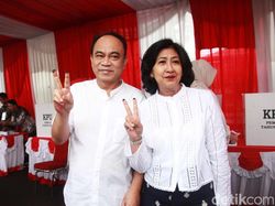 Momen Menkominfo Nyoblos Bareng Istri