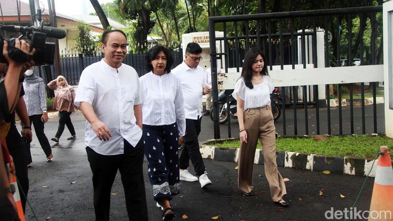 Menteri Komunikasi dan Informatika (Menkominfo) Budi Arie mendatangi TPS 01 Kompleks Perumahan Menteri di Jalan Widya Chandra, Jakarta Selatan, Rabu (14/2/2024). Budi mencoblos bersama istrinya. Ia jalan kaki dari kediamannya yang tak jauh dari lokasi TPS 01.