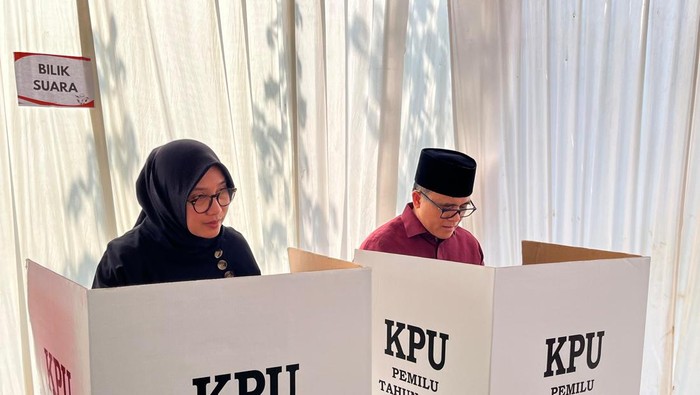 MenPAN-RB Abdullah Azwar Anas dan istrinya Bupati Banyuwangi Ipuk Fiestiandani mencoblos di Banyuwangi