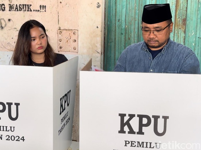 Menteri Agama (Menag) Yaqut Cholil Qoumas saat mencoblos di TPS 005 Keluarahan Leteh, Rembang, Rabu (14/2/2024).