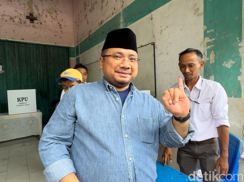 Menteri Agama (Menag) Yaqut Cholil Qoumas saat mencoblos di TPS 005 Keluarahan Leteh, Rembang, Rabu (14/2/2024).