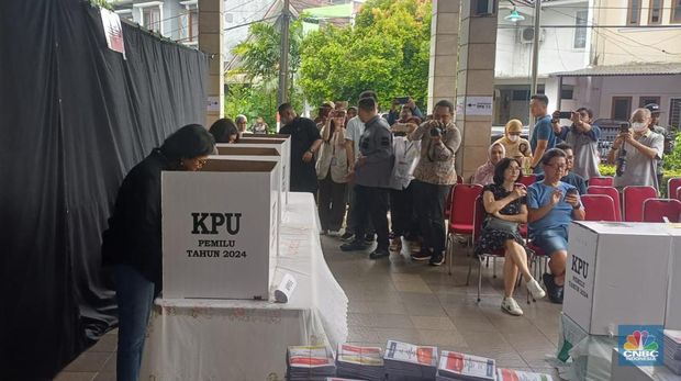 Menteri Keuangan, Sri Mulyani melakukan pencoblosan di TPS 73 Jalan Mandar, Taman Bintaro Jaya Sektor 3A, Pondok Aren, Tangerang Selatan, Banten. (CNBC Indonesia/Arrijal Rachman)