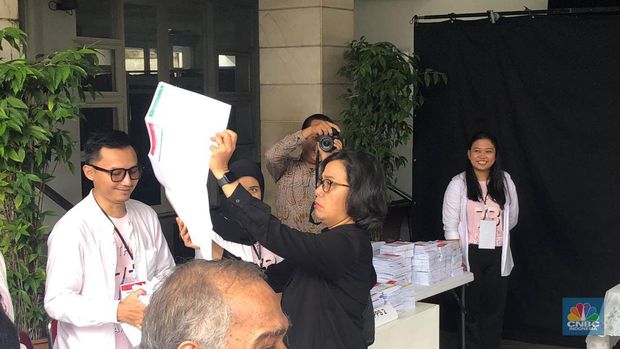 Menteri Keuangan, Sri Mulyani melakukan pencoblosan di TPS 73 Jalan Mandar, Taman Bintaro Jaya Sektor 3A, Pondok Aren, Tangerang Selatan, Banten. (CNBC Indonesia/Arrijal Rachman)