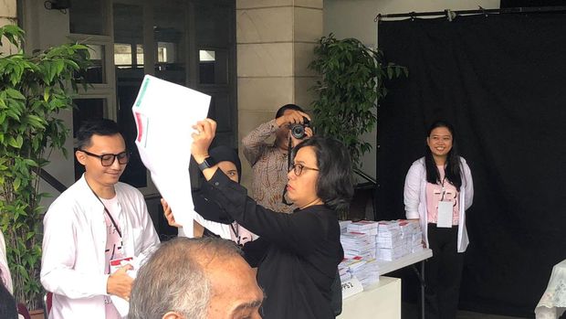 Menteri Keuangan Sri Mulyani melakukan pencoblosan di TPS 73, Bintaro, Jakarta Selatan.