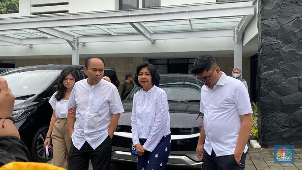 Menteri Kominfo Budi Arie Setiadi, istri Dina, bersama dua anaknya berjalan dari rumah dinas menteri menuju tempat pencoblosan di TPS 001 di Jalan Widya Chandra Jakarta, Rabu (14/2/2024). (CNBC Indonesia/Novina Putri Besari)