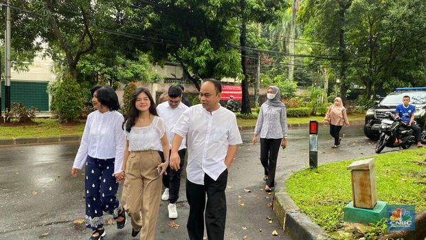 Menteri Kominfo Budi Arie Setiadi, istri Dina, bersama dua anaknya berjalan dari rumah dinas menteri menuju tempat pencoblosan di TPS 001 di Jalan Widya Chandra Jakarta, Rabu (14/2/2024). (CNBC Indonesia/Novina Putri Besari)