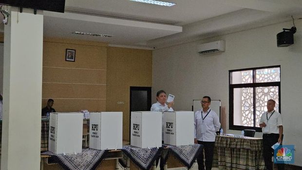 Menteri Koordinator Bidang Perekonomian Airlangga Hartarto memberikan suaranya dalam pemilihan umum (Pemilu) 2024 di tempat pemungutan suara (TPS) di TPS 005, SMK Negeri 6 Jakarta Jl Prof. Joko Sutono Kebayoran Baru, Jakarta Selatan. (CNBC Indonesia/Intan Rakhmayanti Dewi)
