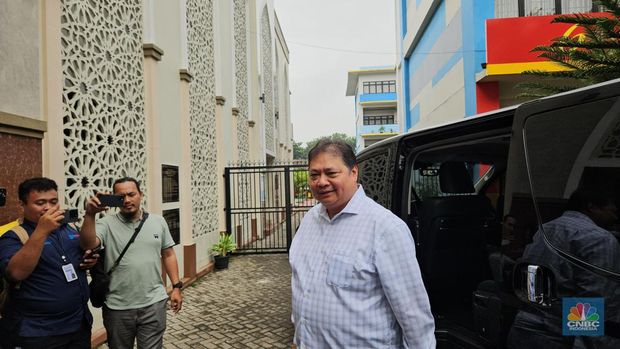Menteri Koordinator Bidang Perekonomian Airlangga Hartarto memberikan suaranya dalam pemilihan umum (Pemilu) 2024 di tempat pemungutan suara (TPS) di TPS 005, SMK Negeri 6 Jakarta Jl Prof. Joko Sutono Kebayoran Baru, Jakarta Selatan. (CNBC Indonesia/Intan Rakhmayanti Dewi)