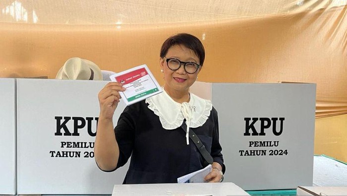 Menteri Luar Negeri Retno Marsudi menggunakan hak pilihnya di TPS 156 di Kompleks Pesona Khayangan Depok, Jawa Barat.