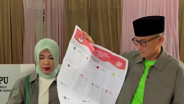 Menteri Pariwisata dan Ekonomi Kreatif, Sandiaga Uno melakukan hak suara di di TPS 001 Kelurahan Selong, Jakarta Selatan bersama istri dan orang tuanya. (Instagram @sandiuno)