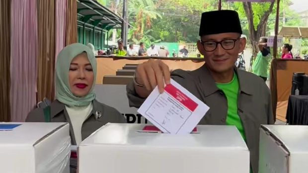 Menteri Pariwisata dan Ekonomi Kreatif, Sandiaga Uno melakukan hak suara di TPS 001 Kelurahan Selong, Jakarta Selatan bersama istri dan orang tuanya.  (Instagram @sandiuno)