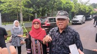 Menteri PUPR, Basuki Hadimuljono juga datang bersama sang Istri. Basuki datang ke TPU mengenakan batik hitam lengkap dengan topi yang juga bewarna sama. Foto: Ignacio Geordi Oswaldo/detikcom