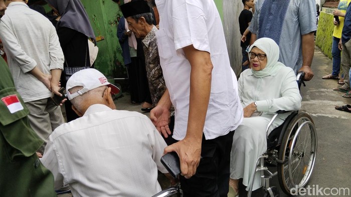 Mertua Anies Baswedan di TPS 02 Cipicung, Kuningan, Jawa Barat