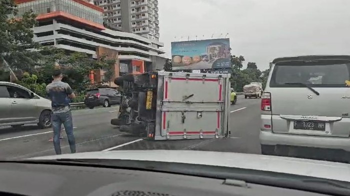 Mobil boks terguling di Tol Jagorawi arah Bogor (Herianto/detikcom)