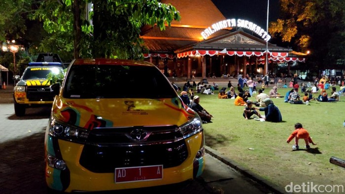 Mobil dinas Wali Kota Solo Gibran Rakabuming Raka terparkir di halaman Balai Kota Solo, Rabu (14/2).