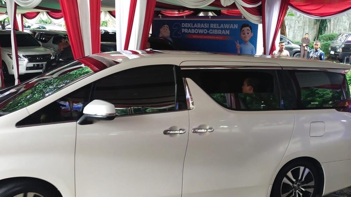 Mobil Prabowo Subianto masuk ke rumah di Jalan Kertanegara, Jakarta Selatan.