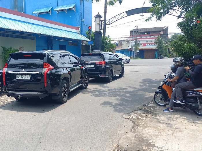 Mobil yang ditumpangi Gibran Rakabuming Raka dan istrinya, Selvi Ananda, saat perjalanan menuju TPS 34 Manahan, Kecamatan Banjarsari, Kota Solo, Rabu (14/2/2024).