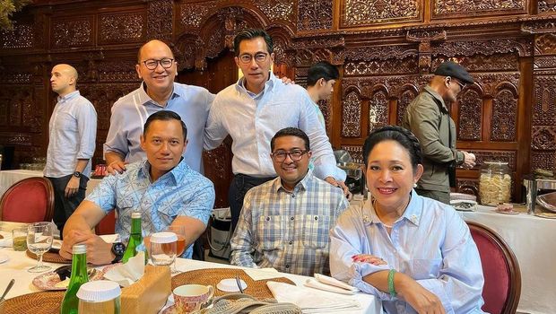 Ketum Partai Demokrat (PD) Agus Harimurti Yudhoyono (AHY) menceritakan momen mendampingi capres nomor 2 Prabowo Subianto memantau hasil hitung cepat atau quick count. AHY mendampingi Prabowo bersama para ketum partai politik lainnya.