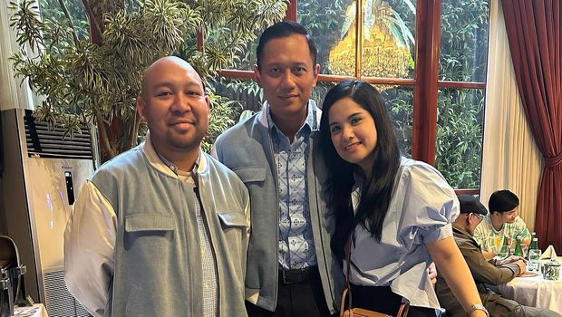 Ketum Partai Demokrat (PD) Agus Harimurti Yudhoyono (AHY) menceritakan momen mendampingi capres nomor 2 Prabowo Subianto memantau hasil hitung cepat atau quick count. AHY mendampingi Prabowo bersama para ketum partai politik lainnya.