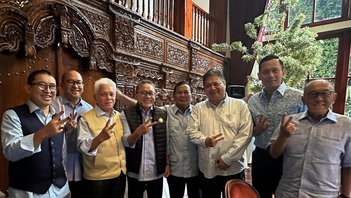 Ketum Partai Demokrat (PD) Agus Harimurti Yudhoyono (AHY) menceritakan momen mendampingi capres nomor 2 Prabowo Subianto memantau hasil hitung cepat atau quick count. AHY mendampingi Prabowo bersama para ketum partai politik lainnya.