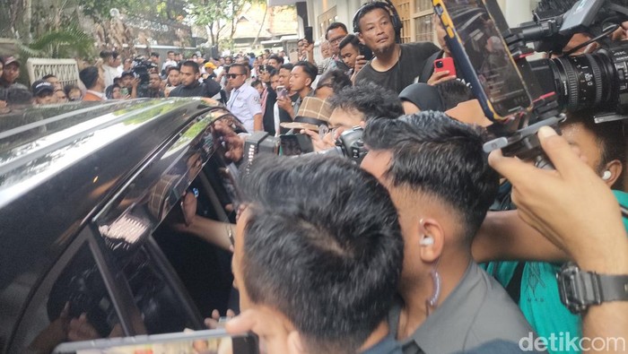 Momen Anies Baswedan meninggalkan markas Timnas AMIN di Menteng, Jakarta Pusat (Dwi R/detikcom)