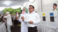 Ia datang bersama istri dan anaknya.