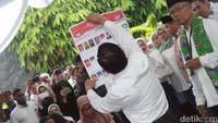 Cak Imin meriksa surat suara sebelum melakukan pencoblosan.