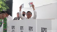 Cak Imin menunjukan surat suara dari bilik suara.