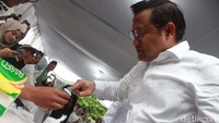 Muhaimin mencelupkan jari ke tinta sebagai tanda sudah mencoblos.