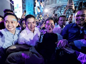 Detik-detik Gibran Digendong Mayor Teddy di Istora Senayan