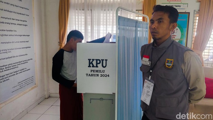 Momen Pasien Rehabilitasi RSJ Provinsi Jawa Barat Saat Mencoblos