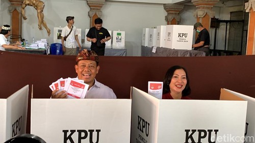 Momen Pj Gubernur Bali Sang Made Mahendra Jaya bersama sang istri nyoblos di TPS 009 Banjar Kayumas Kaja, Denpasar, Rabu (14/2/2024). (Rizki Setyo Samudro)