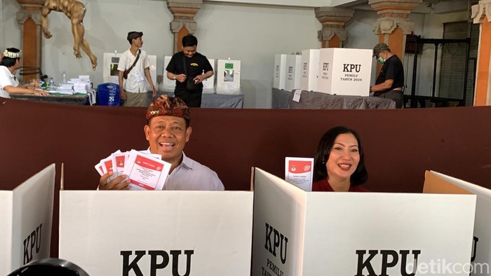 Momen Pj Gubernur Bali Sang Made Mahendra Jaya bersama sang istri nyoblos di TPS 009 Banjar Kayumas Kaja, Denpasar, Rabu (14/2/2024). (Rizki Setyo Samudro)