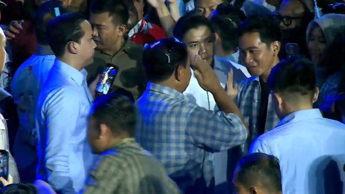 Momen Prabowo dan Gibran saling hormat di Istora (Adrial/detikcom)