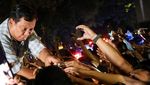 Momen Prabowo-Gibran Sapa Pendukung dari Atas Mobil