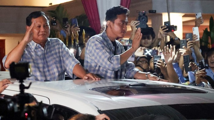 Momen Prabowo-Gibran Sapa Pendukung dari Atas Mobil Indonesia's Defence Minister and presidential candidate Prabowo Subianto accompanied by Indonesia's vice president candidate Gibran Rakabuming Raka, who is the eldest son of Indonesian President Joko Widodo and current Mayor of Surakarta, greet supporters from a car in Jakarta, Indonesia February 14, 2024. REUTERS/Ajeng Dinar Ulfiana