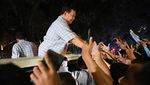 Momen Prabowo-Gibran Sapa Pendukung dari Atas Mobil