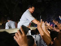 Momen Prabowo-Gibran Sapa Pendukung dari Atas Mobil