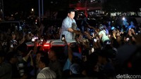 Prabowo pun tetap menerjang kerumunan sambil dijaga ketat oleh pengawal hingga masuk ke dalam mobil. 