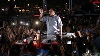 Pendukung dan relawan tumpah ruah di lokasi. Mereka memenuhi lantai atas maupun lantai bawah. Mereka tampak melambaikan tangan ke arah Prabowo.