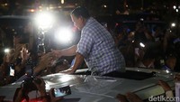 Mayoritas pendukung yang datang hari ini berbaju serba biru muda. Ada pula yang membawa bendera Pro-Jokowi (Projo).