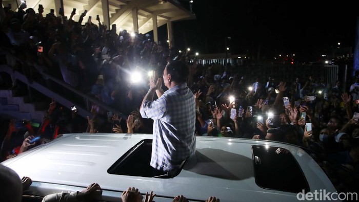 Momen Prabowo Tinggalkan Istora, Pendukung Histeris Rebutan Salaman Pantauan detikcom para relawan dan pendukung menunggu Prabowo di luar Istora Senayan, Jakarta, Rabu (14/2/2024).
